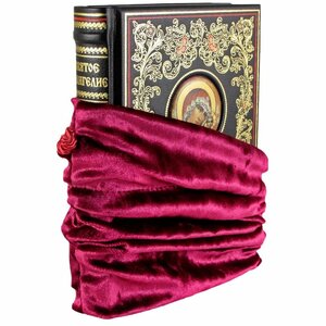 Книга в кожаном переплете "Святое Евангелие"
